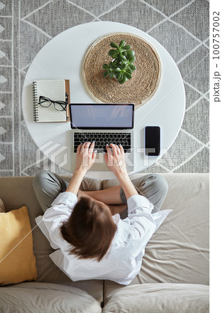 Mockup white screen laptop woman using computer sitting on sofa at home, top view Mockup white screen laptop woman using computer sitting on sofa at home, top view 100757002