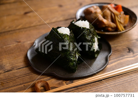 おにぎりと煮物 100757731