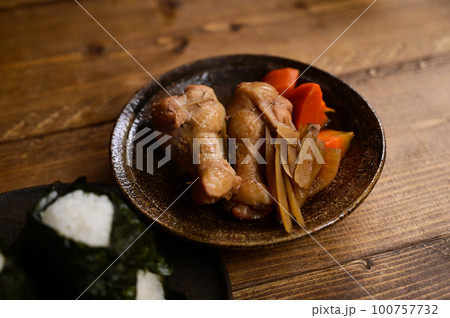 おにぎりと煮物 100757732