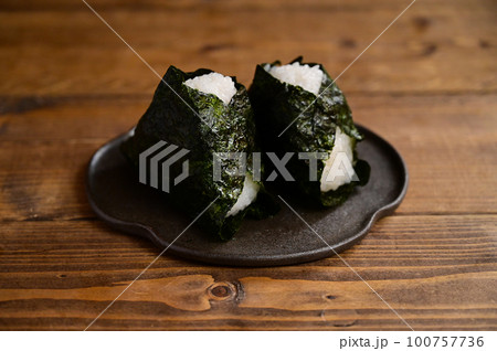 おにぎり 100757736