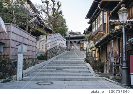 京都の二寧坂（二年坂） 100757840