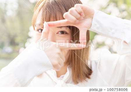 フレーミングをとる若い女性 フレーミングをとる若い女性 100758006