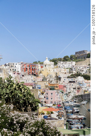 プローチダ島　コッリチェッラ海岸と町並み 100758526