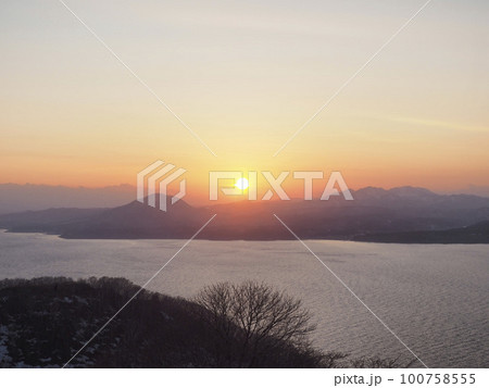 夕焼けと函館湾の船、函館山からの眺望（北海道函館市） 100758555