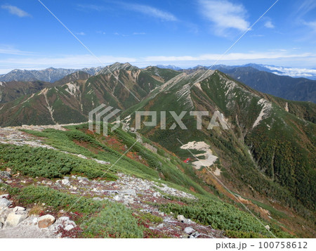 秋晴れの常念岳(常念岳山頂から見える常念小屋と横通岳) 秋晴れの常念岳(常念岳山頂から見える常念小屋と横通岳) 100758612