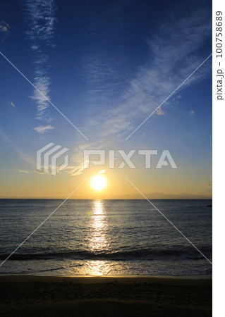 葉山公園から見た海に沈む夕日 葉山公園から見た海に沈む夕日 100758689
