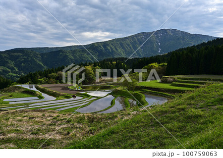 別宮の棚田からの氷ノ山 別宮の棚田からの氷ノ山 100759063