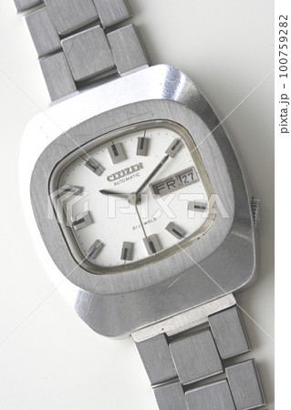 1960年代の古い日本製腕時計 100759282