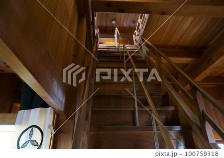 掛川城・天守内部、木造の階段【日本・静岡】 掛川城・天守内部、木造の階段【日本・静岡】 100759318