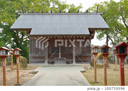 福岡県田川市の丸山公園内にある十二祖神社拝殿 100759396