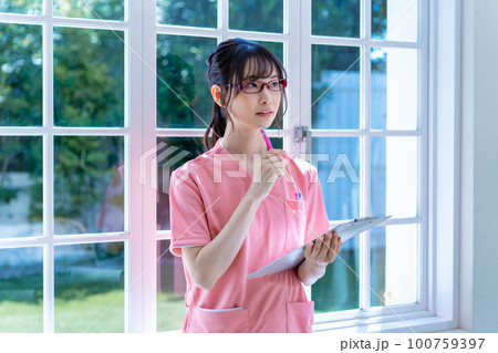 カウンセリングする若い女性 100759397