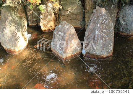 兵庫県神戸市北区:有馬温泉炭酸泉源公園手前の炭酸水をイメージした池 兵庫県神戸市北区:有馬温泉炭酸泉源公園手前の炭酸水をイメージした池 100759541