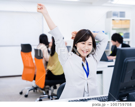 仕事が終わり開放感に浸るビジネスパーソン 仕事が終わり開放感に浸るビジネスパーソン 100759708