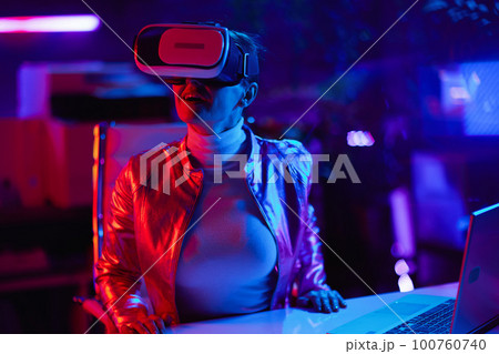 surprised modern woman in vr headset in modern office surprised modern woman in vr headset in modern office 100760740