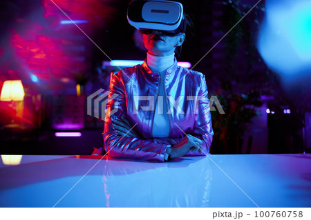 modern woman in vr headset in modern office modern woman in vr headset in modern office 100760758