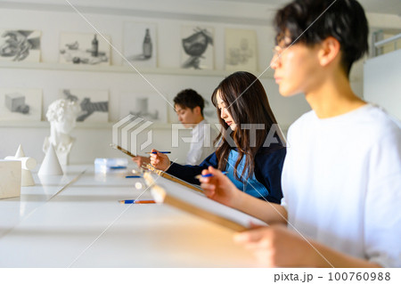 デッサンを描く 100760988