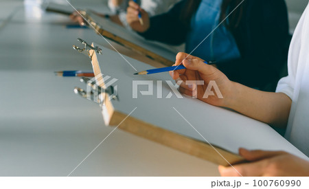 デッサンを描く 100760990