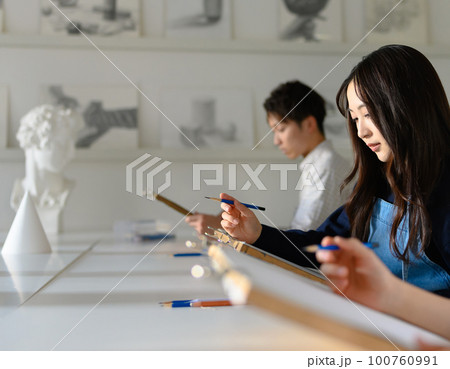 デッサンを描く デッサンを描く 100760991