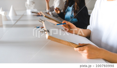 デッサンを描く 100760998