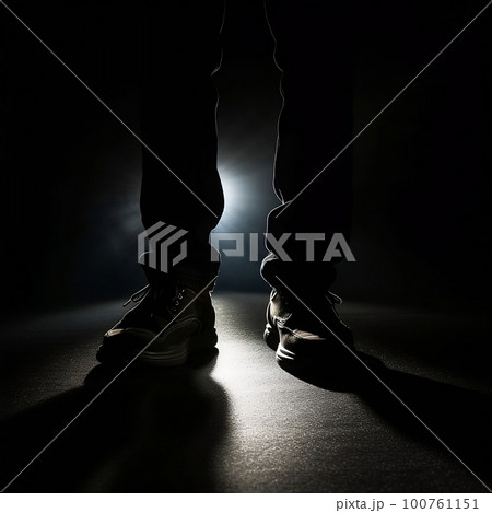 暗闇の中ライトに照らされている足　前進　「AI生成画像」 100761151