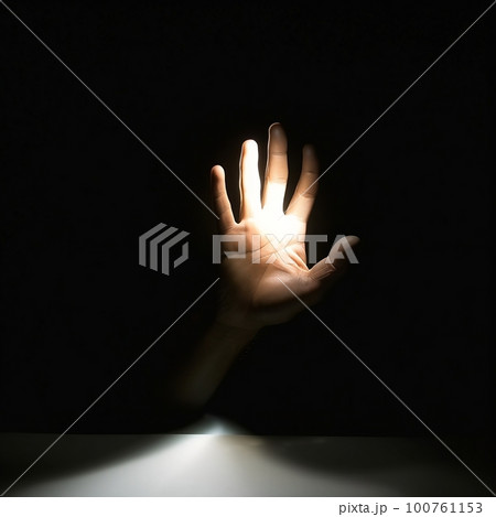 暗闇の中照らされている手　希望　「AI生成画像」 100761153