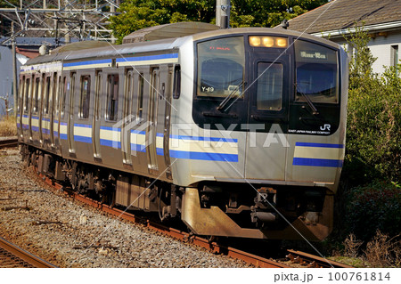北鎌倉付近のカーブを走行する横須賀線E217系 北鎌倉付近のカーブを走行する横須賀線E217系 100761814