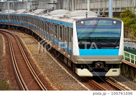 過密ダイヤでも正確に運行される通勤電車（京浜東北線E233系） 100761896