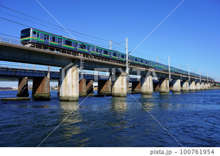 快晴の相模川を渡る東海道線E231系(編成) 快晴の相模川を渡る東海道線E231系(編成) 100761954