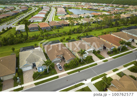 Aerial view of tightly packed homes in Florida closed living clubs. Family houses as example of real estate development in american suburbs 100762577