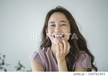 笑顔の若い女性　 100762801