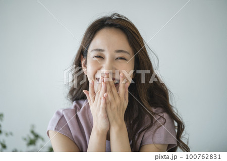 笑顔の若い女性　 100762831