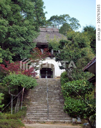 秋の並滝寺 楼門 (広島県東広島市志和) 秋の並滝寺 楼門 (広島県東広島市志和) 100763685