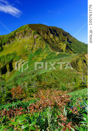 苗場山 草紅葉の百名山登山　新潟 9月 100763776