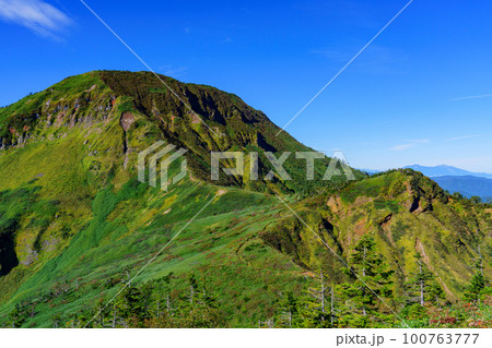 苗場山 草紅葉の百名山登山　新潟 9月 100763777