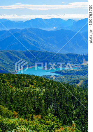 苗場山登山の田代池 草紅葉の百名山登山　新潟 9月 100763780