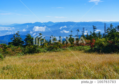 苗場山 草紅葉の百名山登山　新潟 9月 100763783