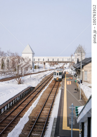 北海道の美瑛駅と列車 100763912