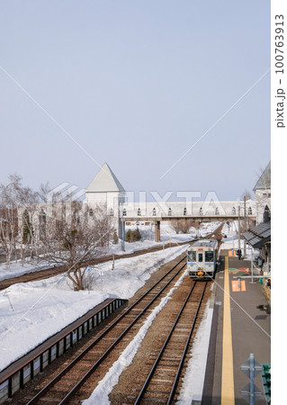 北海道の美瑛駅と列車 100763913