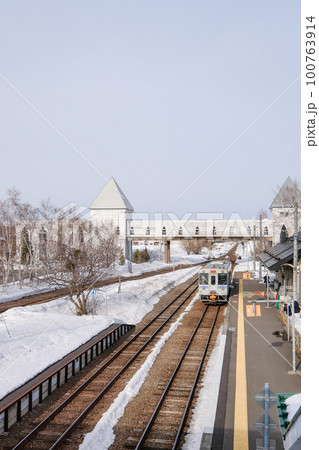 北海道の美瑛駅と列車 100763914