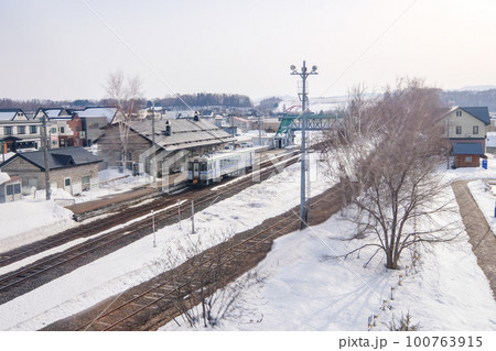 北海道の美瑛駅と列車 100763915