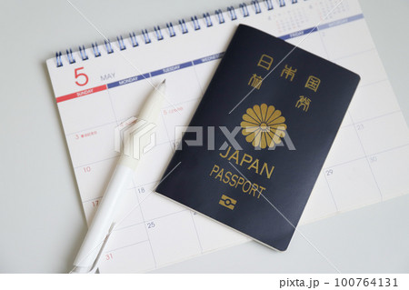 パスポートとカレンダー 海外旅行イメージ パスポートとカレンダー 海外旅行イメージ 100764131