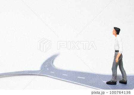 別れ道 ターニングポイントのイメージ 別れ道 ターニングポイントのイメージ 100764136