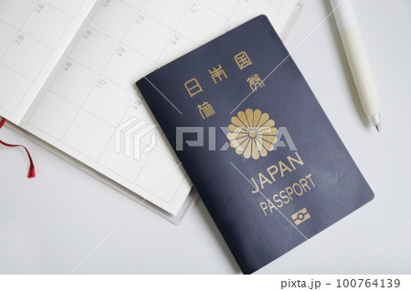 パシポートと手帳　出張イメージ 100764139