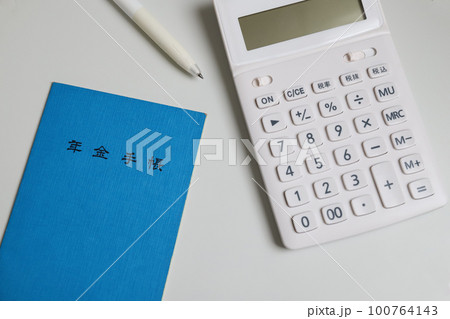 年金手帳と計算機 老後イメージ 年金手帳と計算機 老後イメージ 100764143