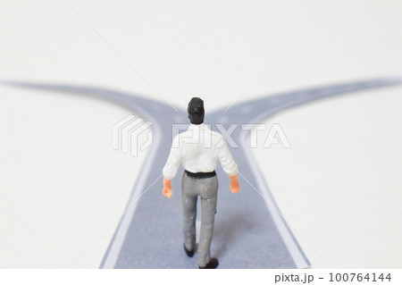 別れ道 ターニングポイントのイメージ 別れ道 ターニングポイントのイメージ 100764144