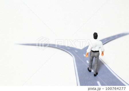 別れ道　ターニングポイントのイメージ 100764277