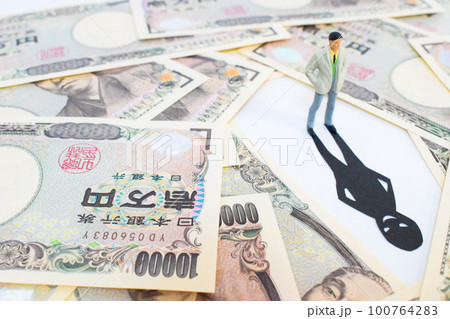 詐欺　悪徳商法　悪人のイメージ 100764283