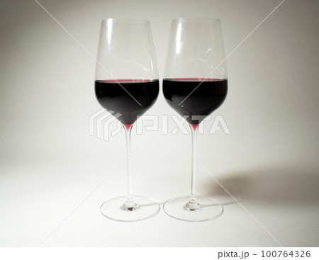 2人でワインを飲もう 2人でワインを飲もう 100764326