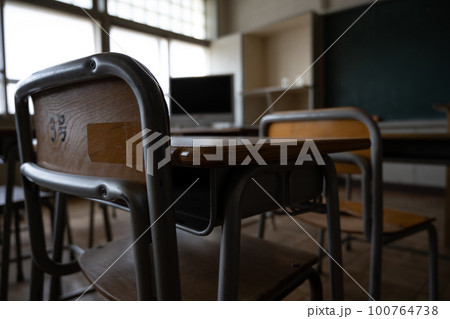 小学校 無人の教室 机と椅子 小学校 無人の教室 机と椅子 100764738