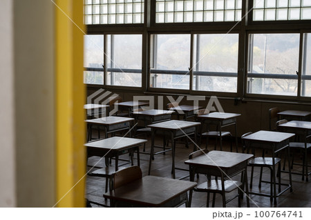 小学校 無人の教室 机と椅子 小学校 無人の教室 机と椅子 100764741